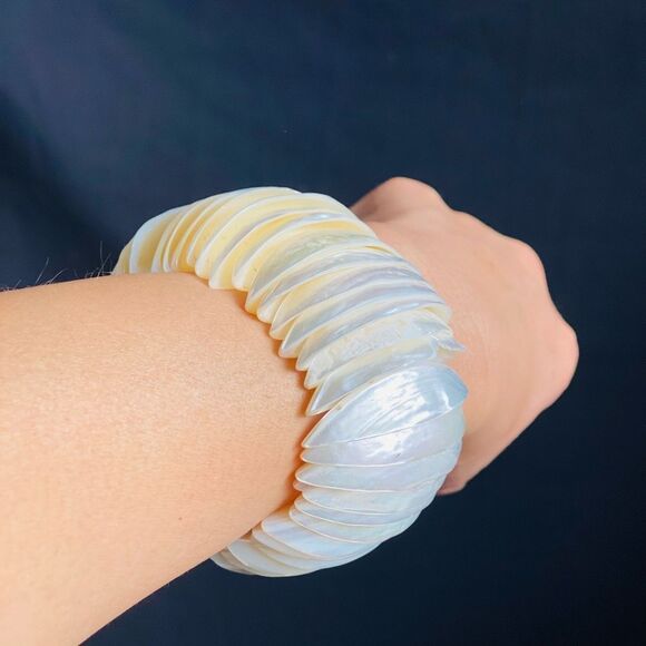 EUC Large Mother of Pearl Ivory Seashell Stretchy Bracelet - Picture 2 of 4